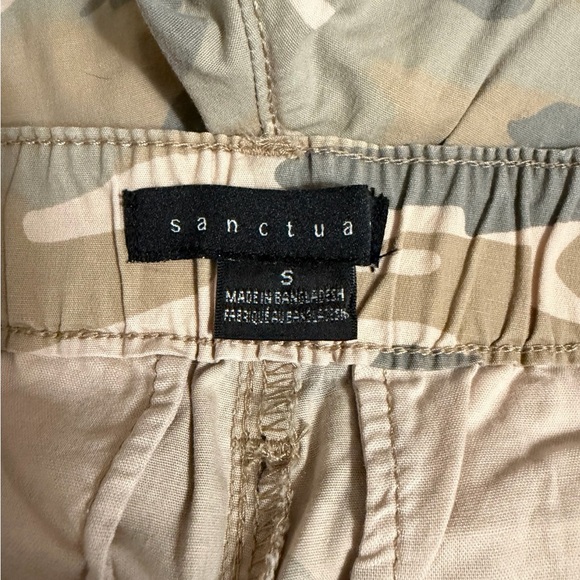 Sanctuary Women's Camo Utility Shorts in Tan and Olive - Picture 3 of 6